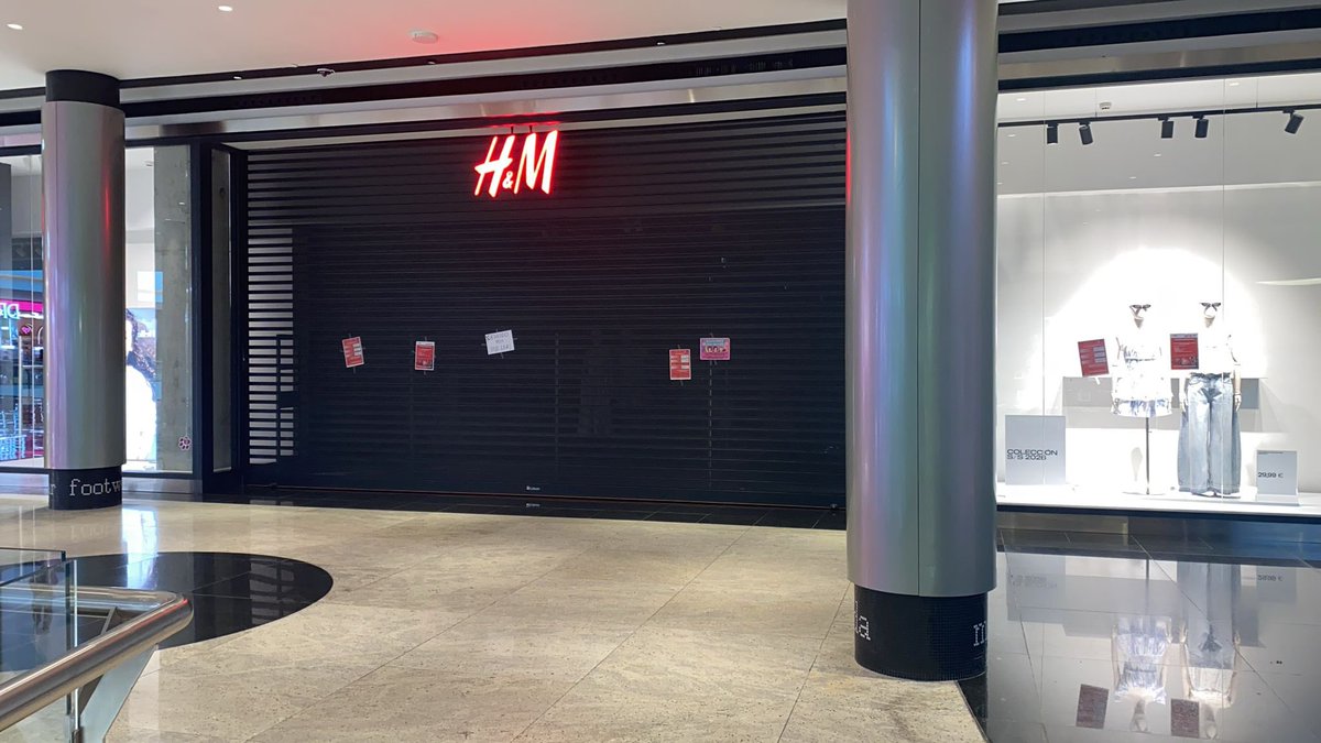 RadioCoruna's tweet image. 🛍️ La huelga de las vendedoras del textil en grandes cadenas provoca el cierre de tiendas clave en A Coruña 🚫🏬  

📢 El conflicto laboral ya impacta de lleno en la actividad comercial

#ACoruña #Huelga #Comercio