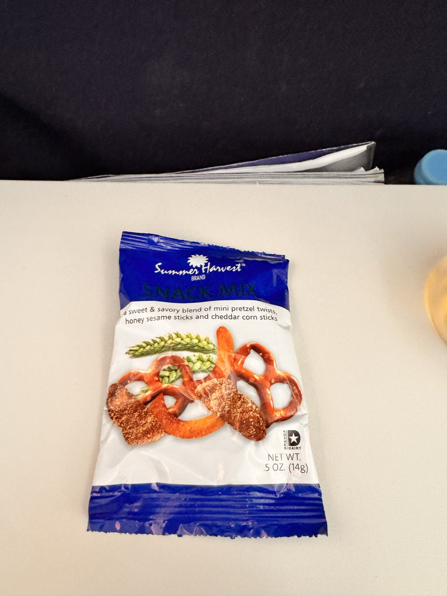 ashitaharerun's tweet photo. 機内でビール飲んでたらCAが無言でお菓子くれて告白された https://t.co/70blRvy7j1