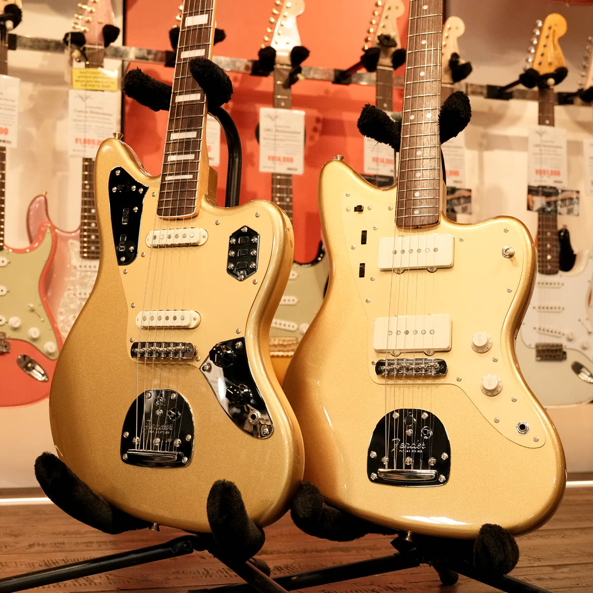 1484shibuya's tweet image. 当店スタッフのオーダーによる黄金のジャガー！！
以前のオーダーではジャズマスターをベースにゴールド・モデルが誕生しましたが、今回はジャガーバージョンとして登場！！
ジャズマスと2本並んだ絵もいいですね🥰
#Fender #Jaguar