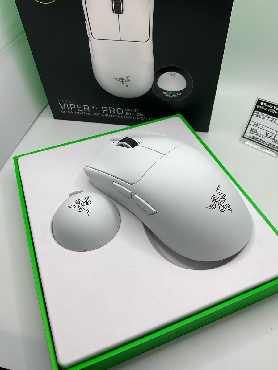 こんにちは大阪本店のKです🎮
Razerの大人気モデル Viper pro そのNEWモデル

Razer Viper V4 Proが早くも入荷🐍

本体重量も50ｇとさらに軽くなり🪶
最大8,000Hz のポーリングレートに対応🏎️
モーションレイテンシが劇的に低減されています。

是非店頭でお試しください‼