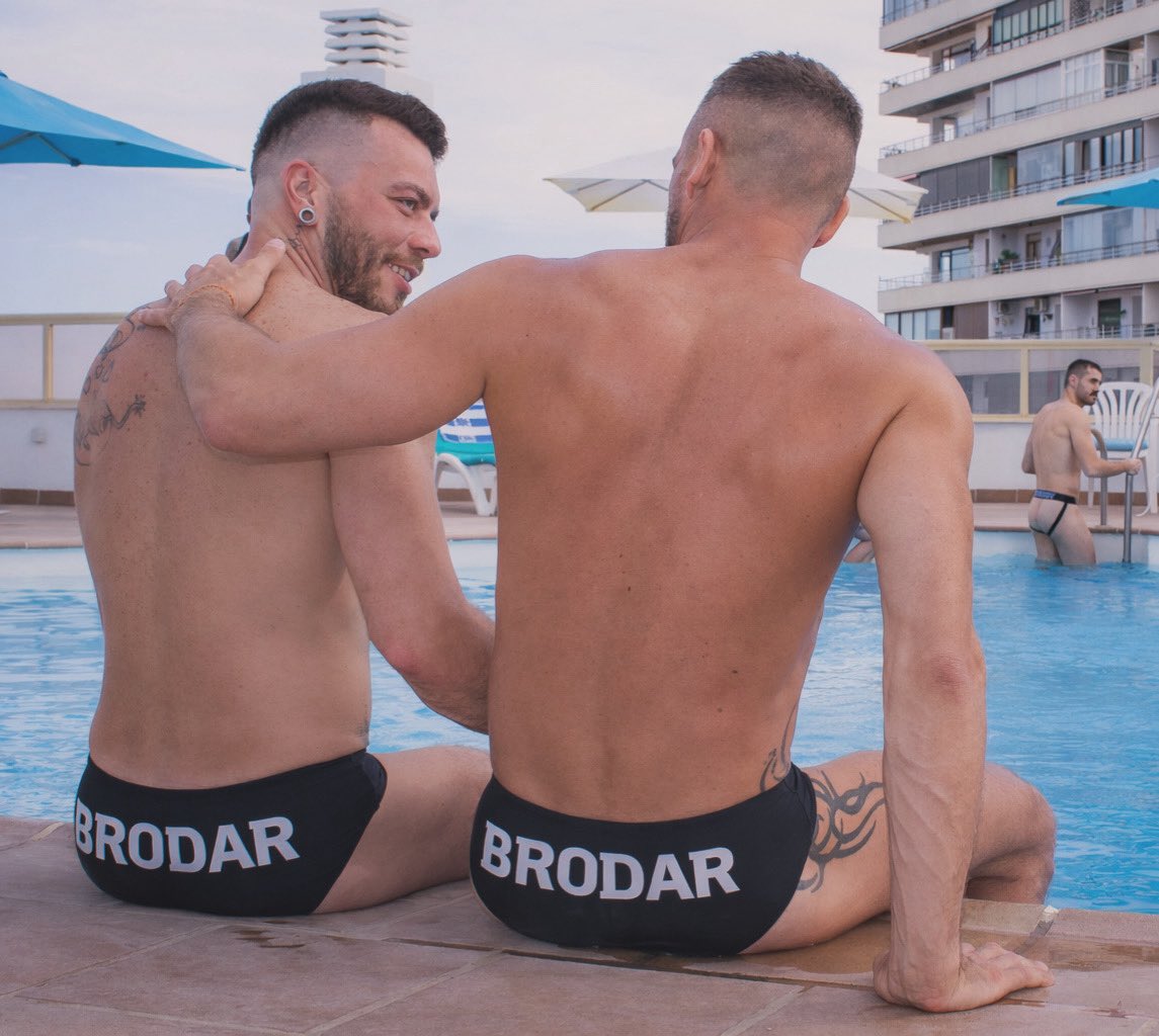 Brodarapp's tweet photo. Pool party at mine later? https://t.co/RyFXiskekt