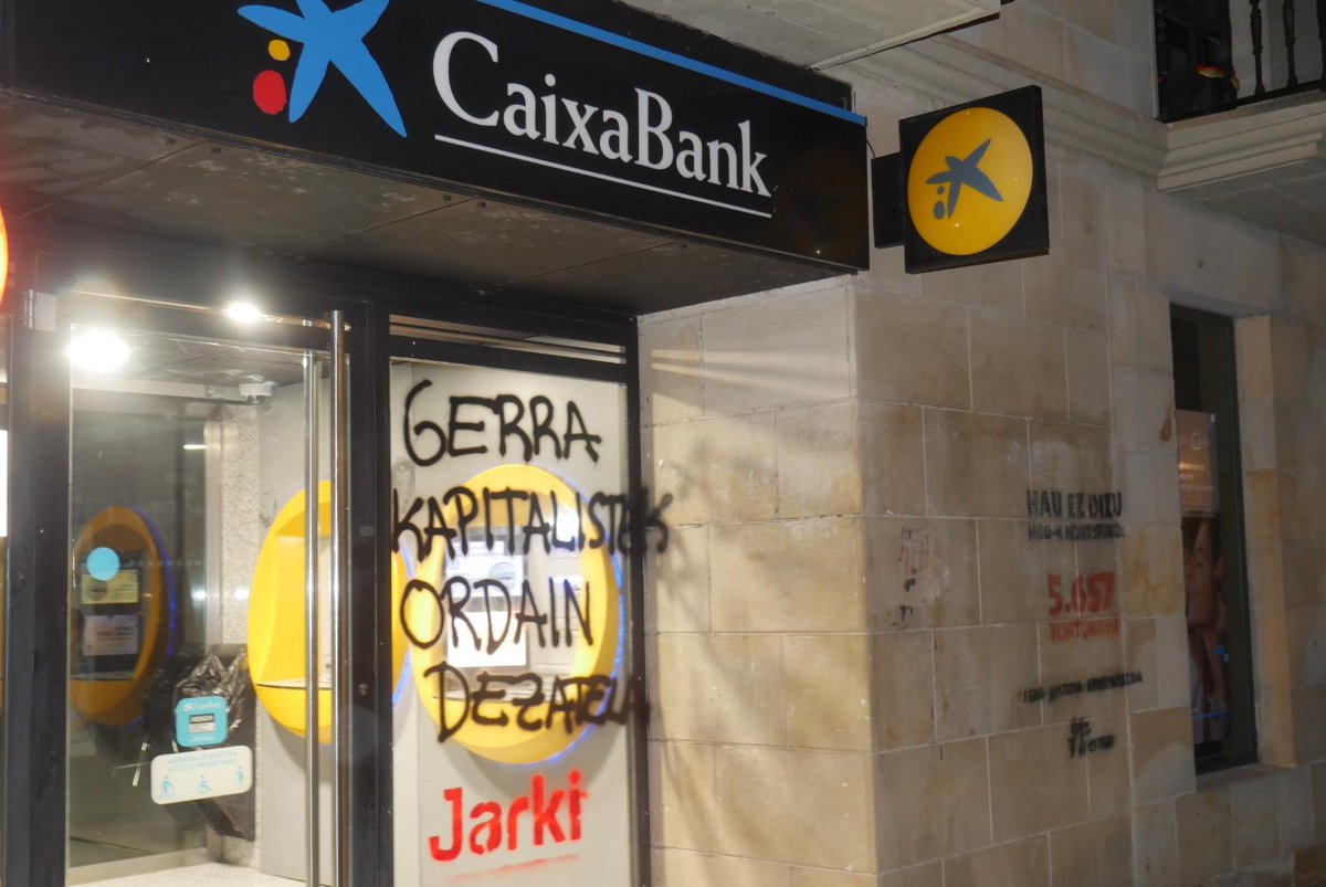 JardunK's tweet photo. JARKI antolakunde iraultzaileak BBVA, Santander Kutxabank... bezalako bankuek industria armamentistikarekin daukaten erlazioa salatu du.

GERRA KAPITALISTEK ORDAIN DEZATELA! https://t.co/YEGbfRcnpA