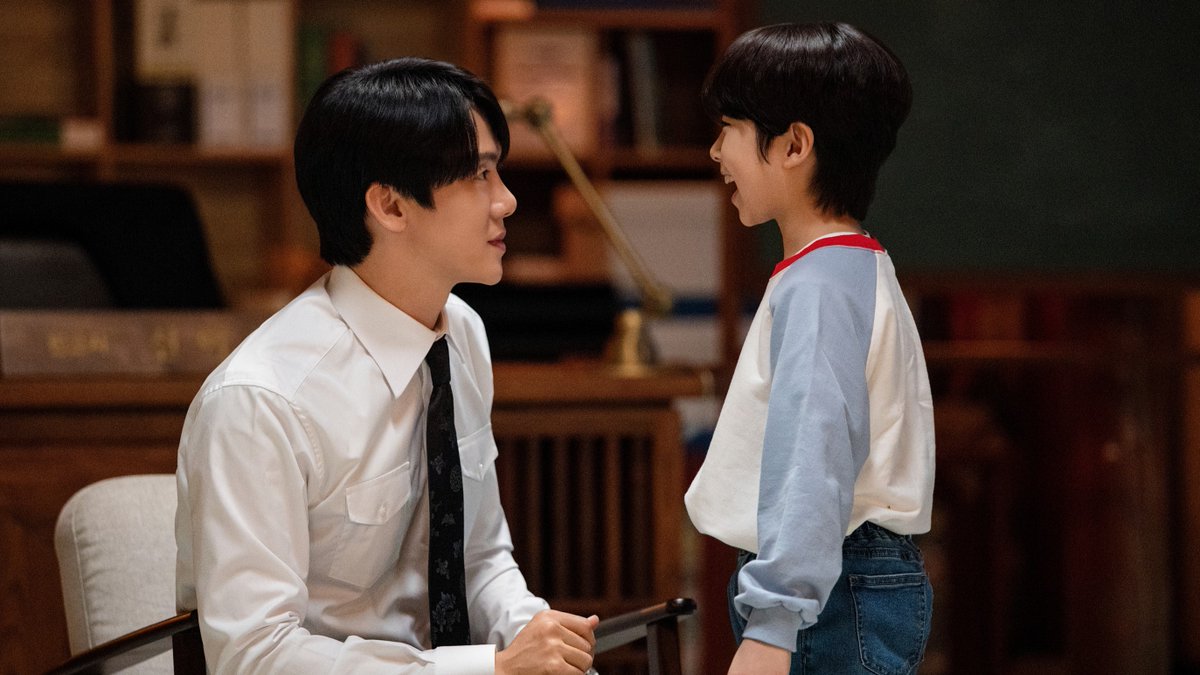 『#シン・イラン法律事務所 
〜真実は、あの世からやってくる！？～』

第１２話 配信開始👻
✨本国同時・独占見放題✨配信

#ユ・ヨンソク
#イ・ソム 主演

ある日、イランに小学生の男の子が憑依。
彼は黄色い長靴を履いていて…

video.unext.jp/title/SID02872…