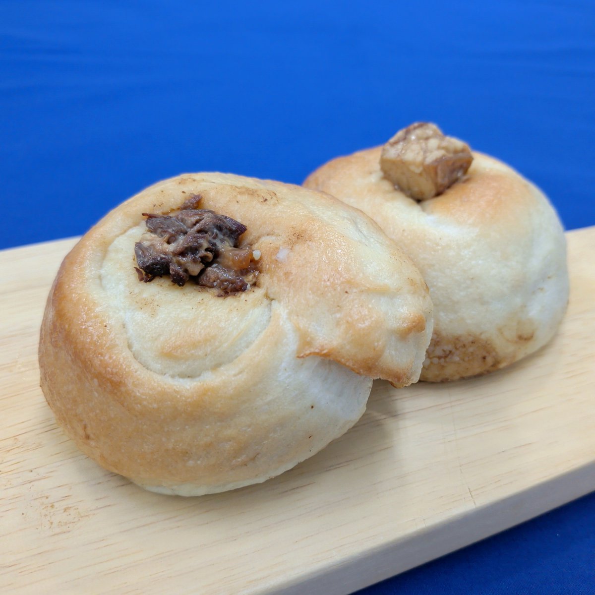 wkobe_bread's tweet photo. 神戸のすじこん

北海道産小麦と秋田県産白神こだま酵母、自然な甘さのきび糖を用いたベーグル生地は、独特の“ふわもち”食感。自家製のすじこんは、上品な甘辛さに仕上げています。レンジで軽く温めてからどうぞ。

https://t.co/tINw2BlW7h

#本日のパン https://t.co/hmZNsjRjVH
