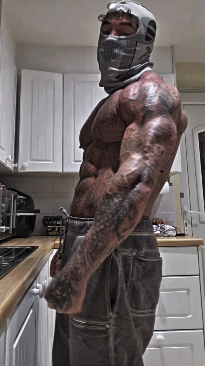 Zade_masked's tweet image. What do you think I should crush with my biceps? 💪 

#biceps #abs #tattoos #inked #maskedmen #masked #booktok #darkromance