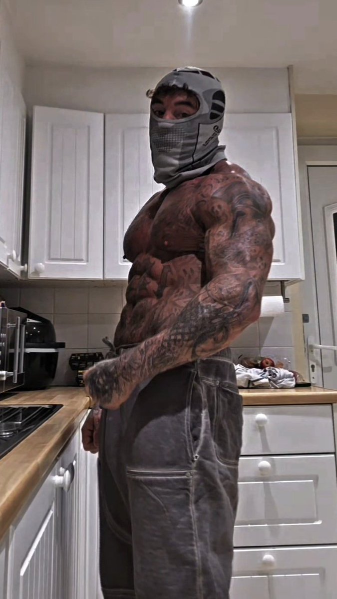 Zade_masked's tweet image. What do you think I should crush with my biceps? 💪 

#biceps #abs #tattoos #inked #maskedmen #masked #booktok #darkromance