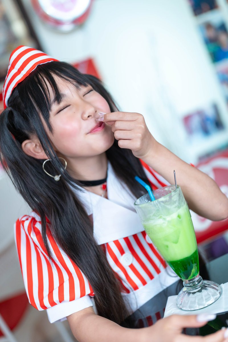 うらちゃん（JS4）最後はクリームソーダのさくらんぼを食べてるうら