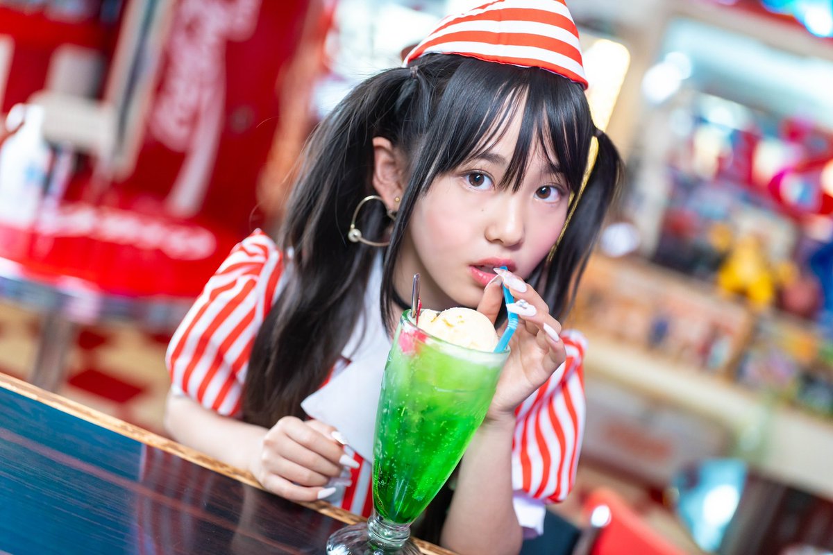 うらちゃん（JS4）最後はクリームソーダのさくらんぼを食べてるうら
