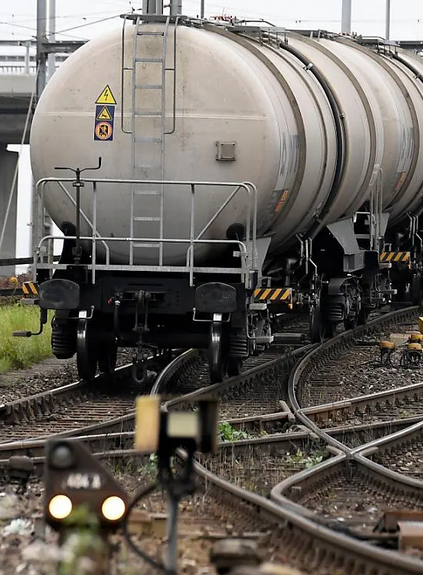 BurkhardtPhilip's tweet image. Die #EU kritisiert die Sicherheitsauflagen für #Güterwagen in der Schweiz, die das Bundesamt für Verkehr nach der Entgleisung im #Gotthard-Basistunnel 2023 beschlossen hat. Dies berichtet die @NZZ.
Mit dem neuen #Vertragspaket könnte die EU diese Bestimmungen anfechten. (1/6)