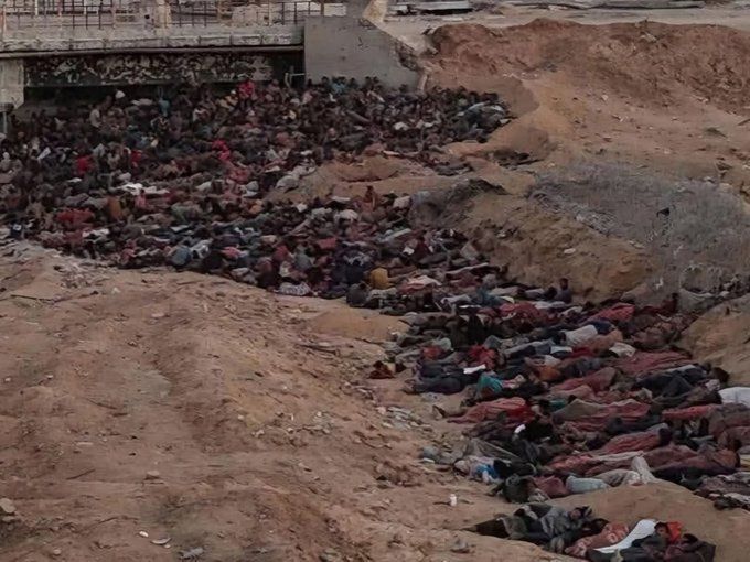 AHMED_ABUHAMAD_'s tweet photo. في هذا المكان، سقط قناع 'الإنسانية' الذي يرتديه العالم؛ 

لم يكن ازدحاماً عادياً، بل كان تجمعاً لأجسادٍ أنهكها الحصار والعدوان .

شهادة حية على جريمة القرن، حيث يُذبح الإنسان وهو يطالب بحقه في البقاء . https://t.co/XhF6DEqPcZ