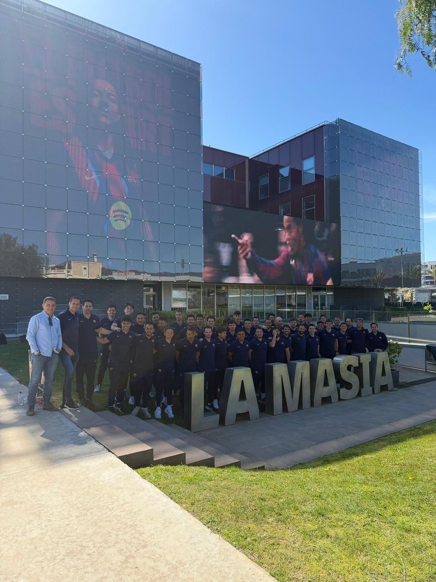 🔵メソッド研修🔴
バルサアカデミーのテクニカルディレクターは現地でのメソッド研修を受講🧠

数日間のプログラムで、
基準をすり合わせ、プレーモデルをアップデート📈

日本のアカデミーコーチ陣にも内容がすぐに伝達され、選手たちが最新トレーニングを受けられる仕組みとなっています💪🏻