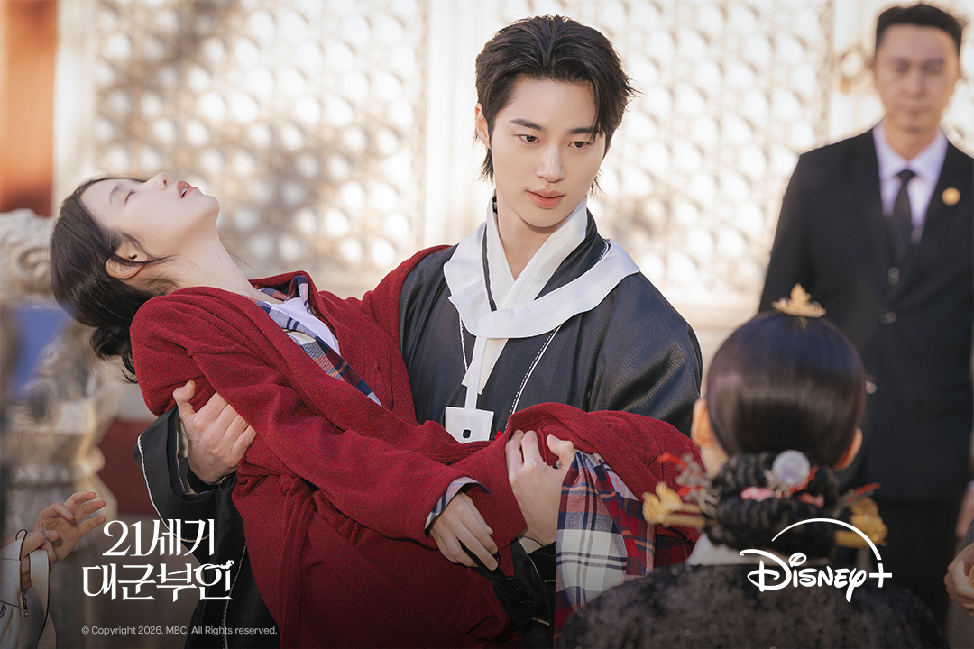 완전 백마 탄 왕자님 재질😍
성희주를 지키는 이안대군!⚔️

<21세기 대군부인> 디즈니+에서 지금 스트리밍 중

#21세기대군부인 #PerfectCrown
#아이유 #변우석 #공승연
#디즈니플러스 #DisneyPlusKR