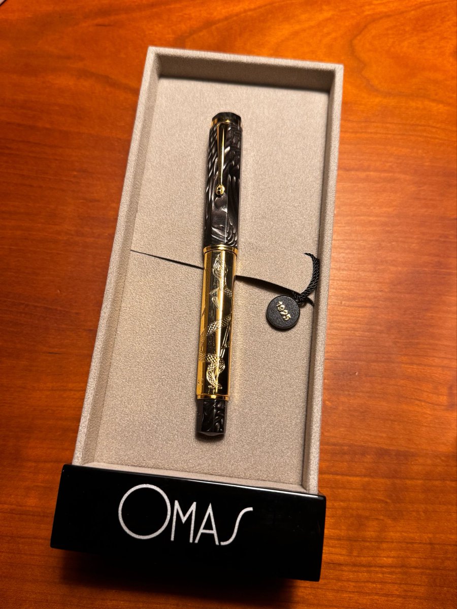 montblancner's tweet photo. Omas King Cobra  （Reverse Cobra Stack Nib）

TAKUさん（@taku_nibguys_jp ）のオマス公式コラボ第二弾！キングコブラ（リバースコブラニブ仕様）🐍✒️✨

海を超えて日本へ里帰りさせていただきました‼️😆

コブラでありながらエラを張らせず、上品な形に仕上げる技術とセンスは感嘆の一言です😍 https://t.co/iAnHJFN2FT