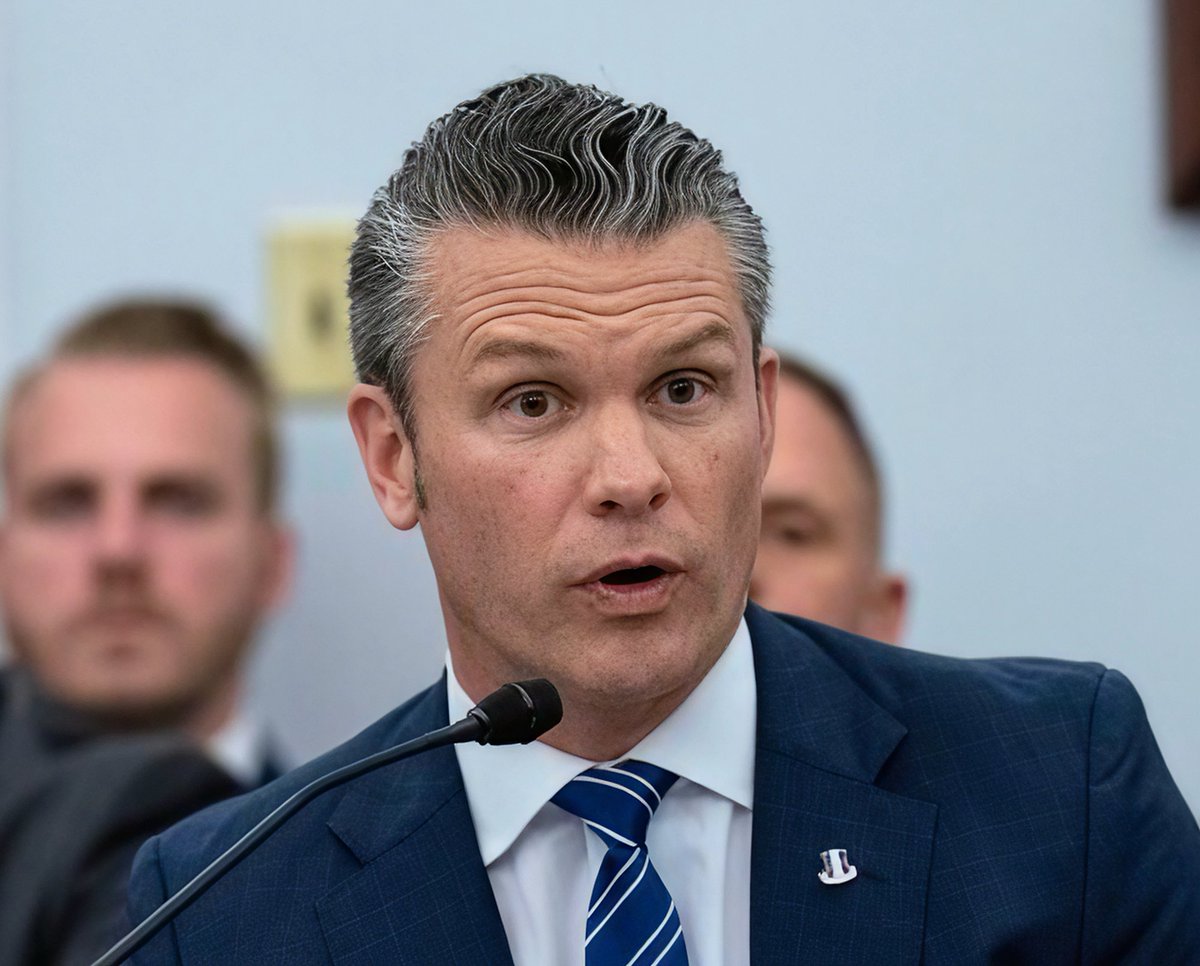Jbjohnjohn7's tweet image. @PeteHegseth the administration #1 alcoholic.  During a presser called the Straits of Hormuz.  The Straight Of Vermouth!!!! I can't....lol #alcoholic