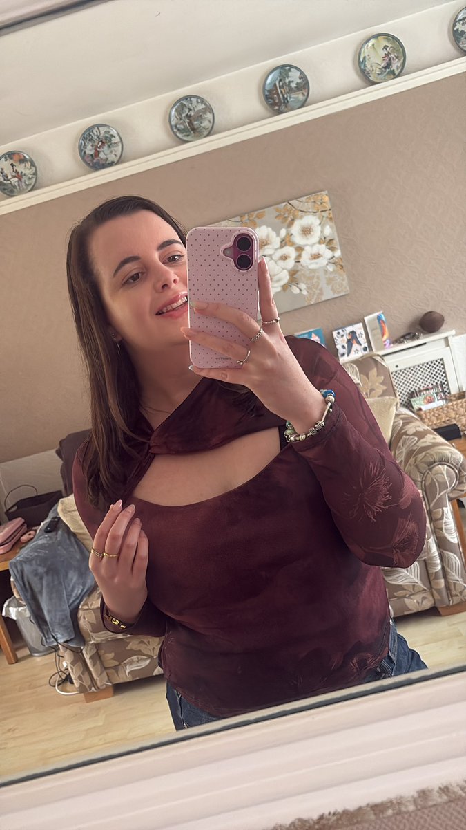 ACNHCarrie's tweet image. Happy Friday! 
Hoping to film later today if I have time, it’ll be another catfish react. 🐱 🐠 
Hope everyone has the best day, almost the weekend. 
Love you guys sm 🎀💫🌼✨
#FridayVibes #FridayFeeling #streamer #twitch