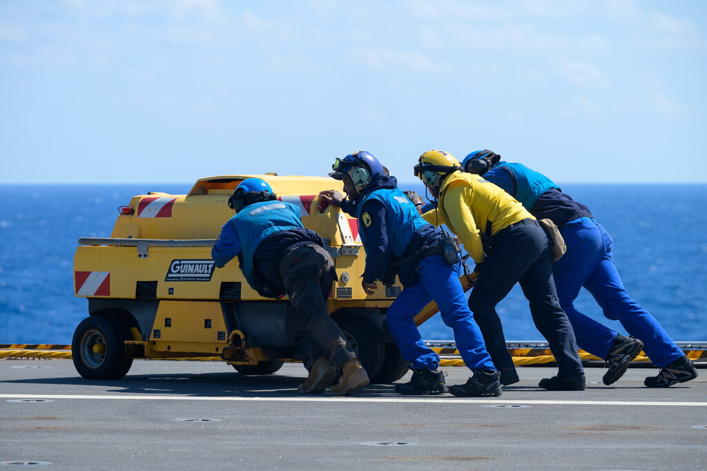 MarineNationale's tweet image. #MondayMotivation | Seul, on va vite. Ensemble, on va plus loin. 💪
📸 Briac Devys / Marine nationale