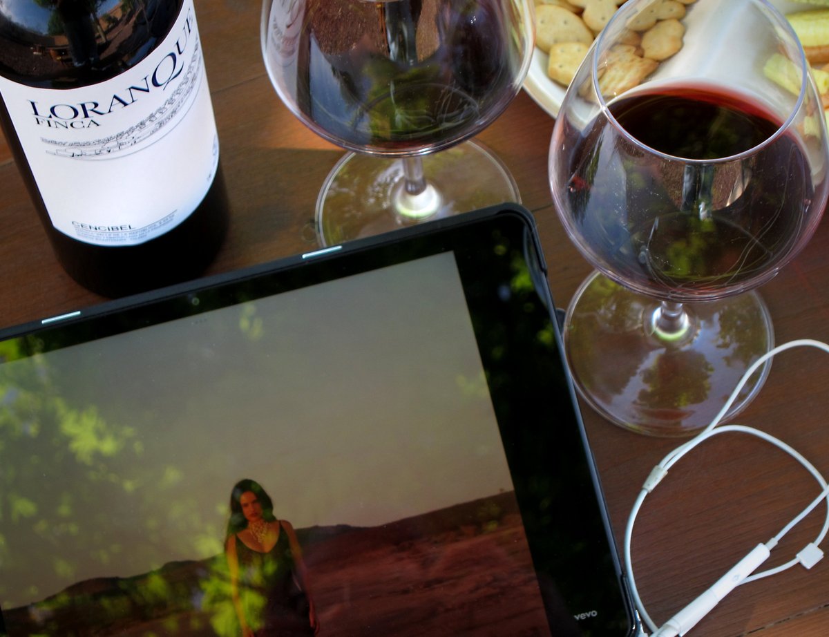 FincaLoranque's tweet photo. Hoy recomendamos un disco, Lux, de Rosalía. Porque además de ser genial, habla de vino y lo hace muy bien. Y nos gusta su música, nos gusta ella y nos encanta que hable de vino. Te lo contamos en https://t.co/lwftoBSDXf
Buen fin de semana y aprovechad para beber buen vino. https://t.co/2k7z8OkwPY