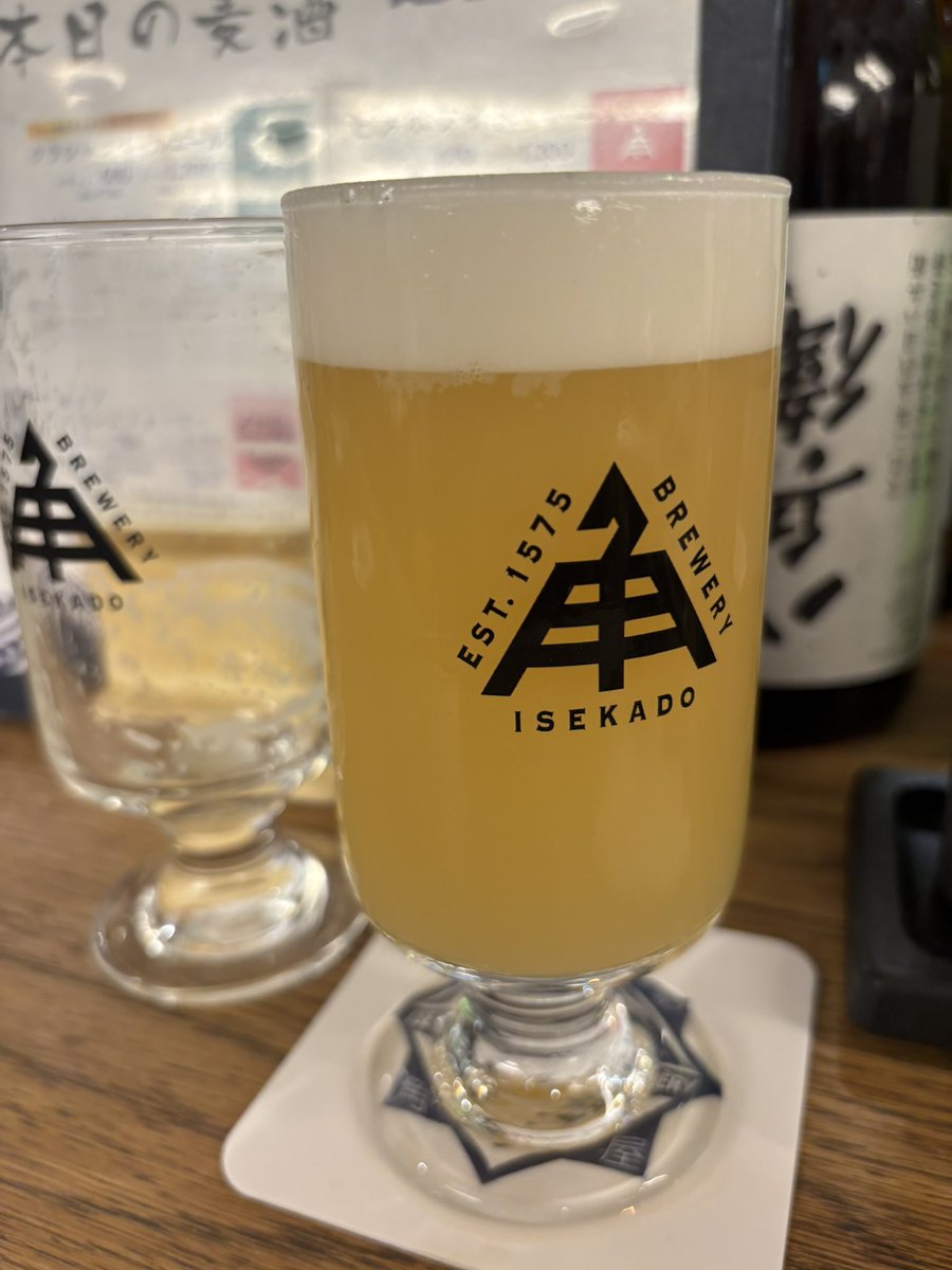 今日は会議からの直帰。
17時前には終わるのわかってたから少し早い華金スタート▶️
街を行き交うサラリーマンを肴にすると何もかもが美味い。
俺が酒を美味しく飲めるようにみんなもっと働け❗️もっともっと働け‼️