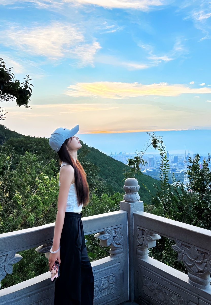 MatthewjonAn's tweet photo. 湖南怀化，山顶风大，戴着帽子站在栏杆边看远处城市灯火的时候，表面文艺，其实心里有点小欲🫣想找个活好、能带节奏的哥哥一起解闷。 只做最舒服的搭子，爽就继续，不爽随时散。 感兴趣的发消息～  #湖南 #怀化 #同城 https://t.co/FX4owImjA8