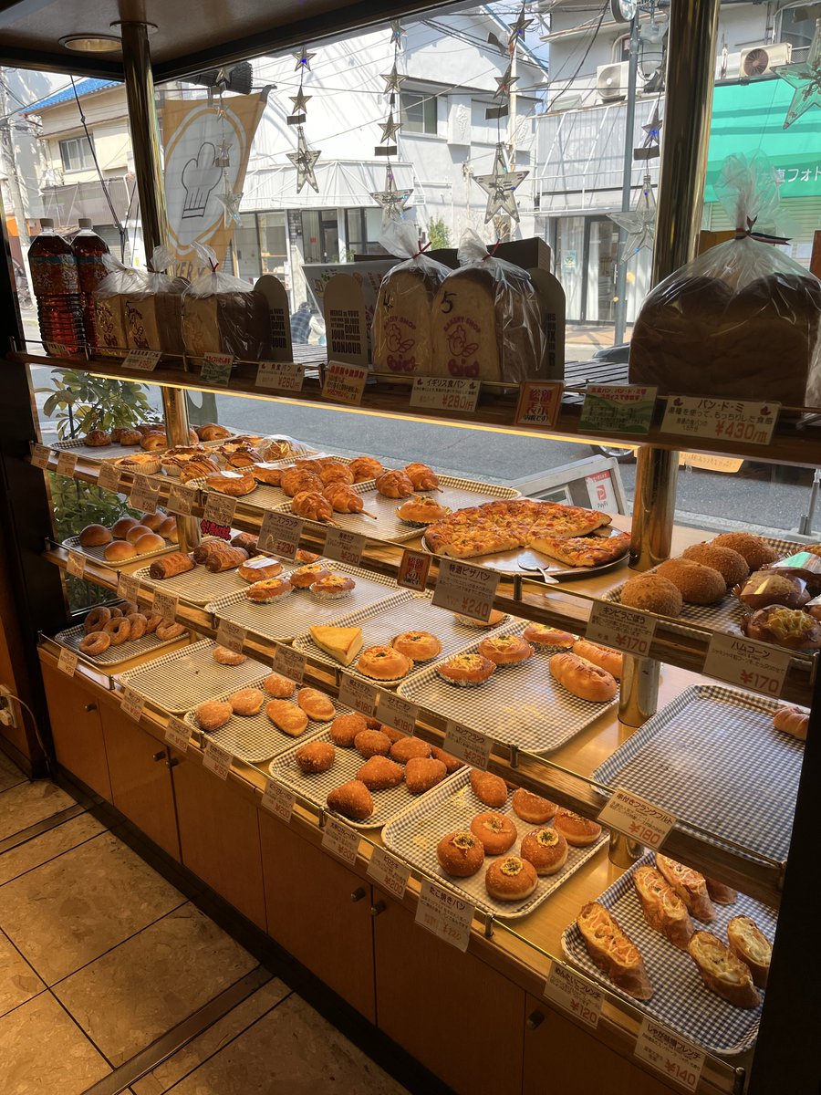45sheena's tweet photo. 84歳店長パン職人🍞
ここ安くて美味しいからおすすめ！
作っている様子はこちら↓
https://t.co/bzzPtjTENd

Bird plumu nozaki
〒574-0015 
大阪府大東市野崎１丁目７−１７ https://t.co/gE2cZwG4Ac