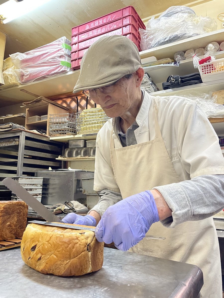 45sheena's tweet photo. 84歳店長パン職人🍞
ここ安くて美味しいからおすすめ！
作っている様子はこちら↓
https://t.co/bzzPtjTENd

Bird plumu nozaki
〒574-0015 
大阪府大東市野崎１丁目７−１７ https://t.co/gE2cZwG4Ac