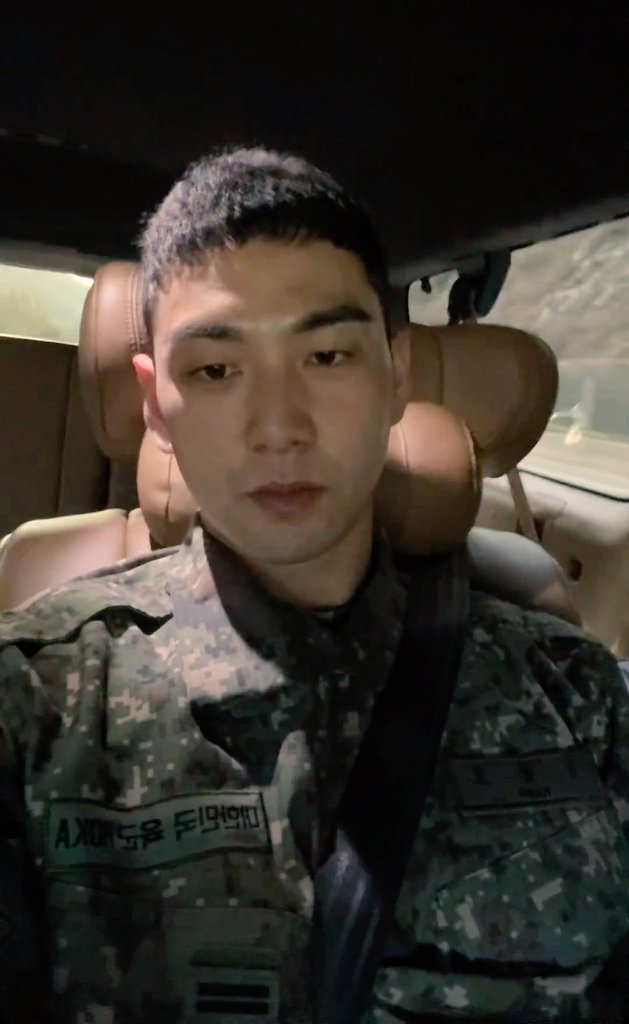 OMG I thought I was hallucinating when notif came😭 Baekho is on leave and jumps to live to see us 😭