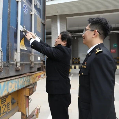 the_IRU's tweet photo. 🚛🚆🚛 China launches first intermodal TIR shipment

An intermodal TIR operation transporting car parts from China to Uzbekistan marks a new step in the expansion of the global transit system and cross-border logistics innovation in China.

➡️ https://t.co/80jOUxe2Fn

#TIR https://t.co/Is565QdoTj