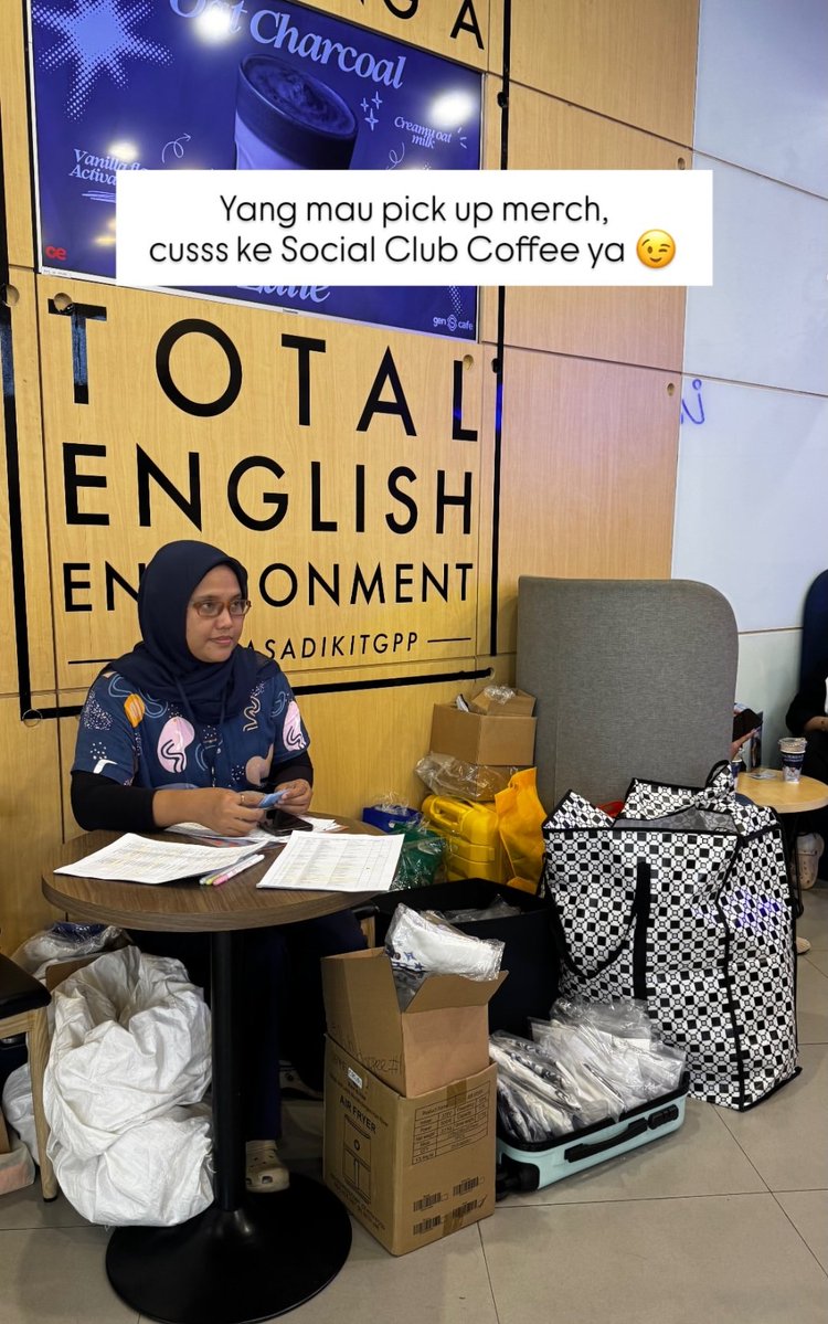 yang udah beli fundraising merch di batch 1 dan batch 2 pun yang mau pick up di venue, udah bisa yaaa di pick up di cafe, hari ini dan besok mengikuti jam yang sudah ditentukan di poster yaa 💙