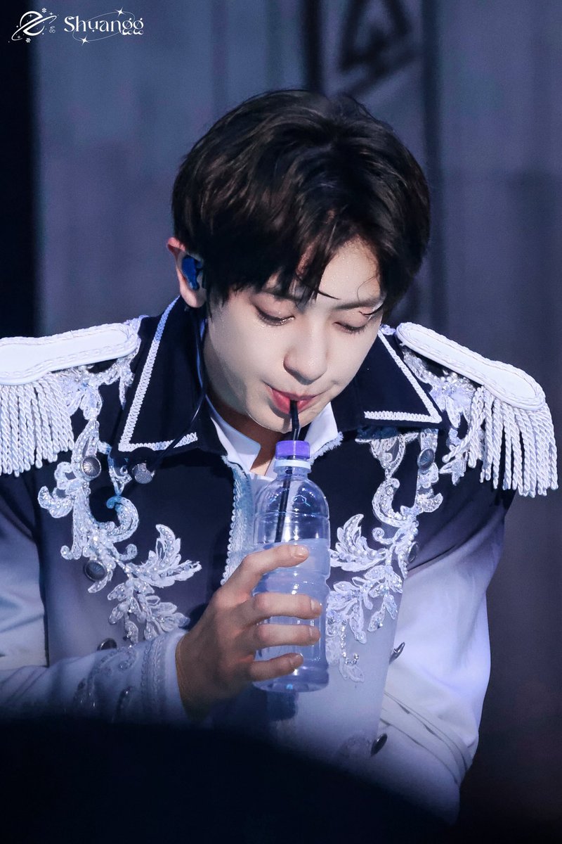 darling921127's tweet photo. 260410 엑소 첫콘 #찬열 #CHANYEOL #EXhOrizon_in_SEOUL 냠냠쫍쫍 귀여워 👶🏻🍼 https://t.co/YYj0zUwLmU