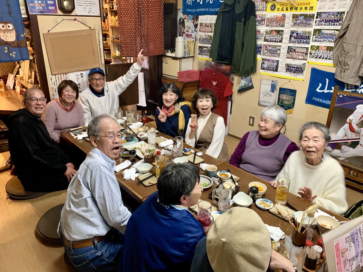昨夜は私が事務局を務める北広島ファイターズクラブの総会・決起集会を、北広島の野球ファンの聖地「焼鳥キッチン あじと」さんで開催しました。
会員19名が参加、観戦チケットやグッズが当たる抽選会も盛り上がり、今シーズンの躍進を祈念しつつ親睦を深めました。
#北広島　#ファイターズクラブ
