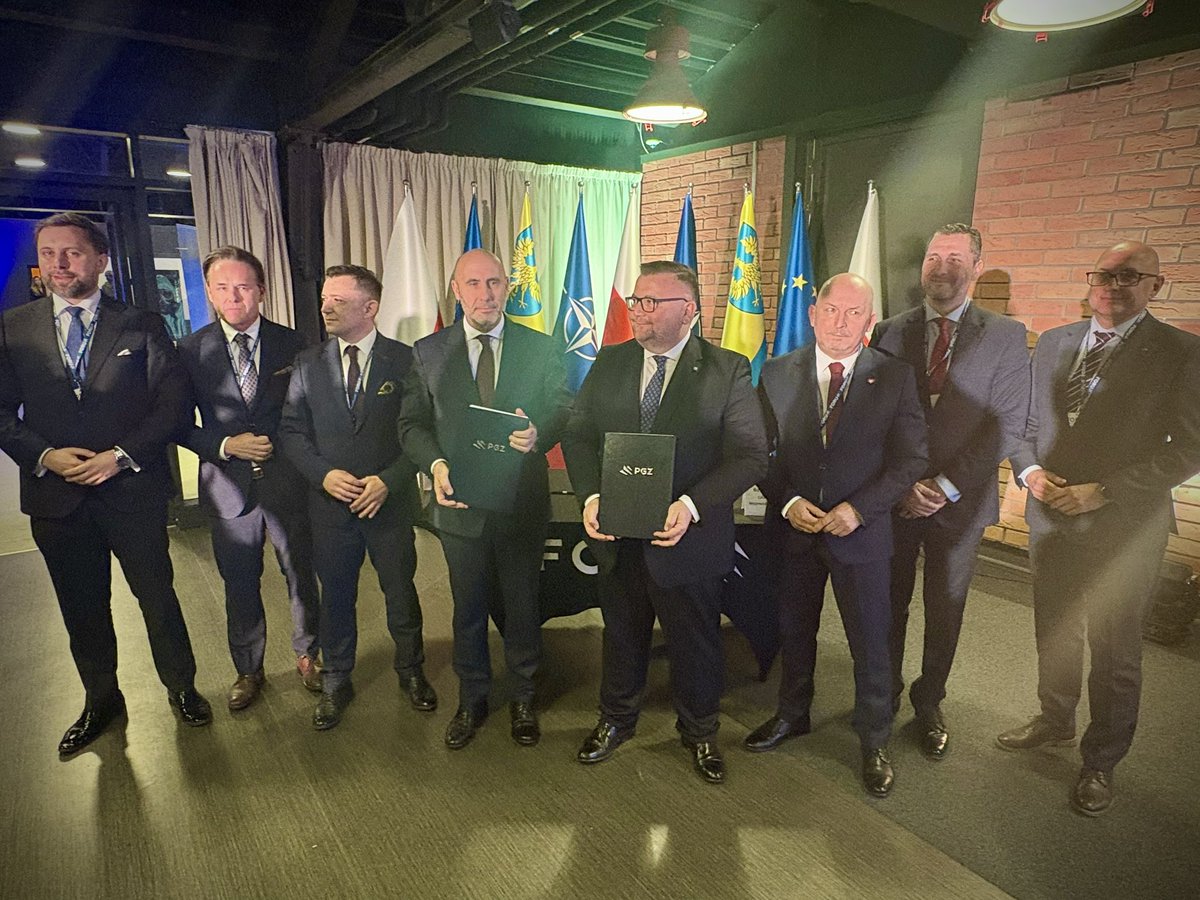 PGZ_pl's tweet photo. ✍️ #podpisane || W Opolu podczas Regionalnego #ForumPPZ podpisaliśmy list intencyjny z przedstawicielami województwa opolskiego dotyczący współpracy na rzecz powołania Opolskiego Klastra Obronnego.
✅ List Intencyjny podpisali: @AdamLeszkiewicz, Prezes Zarządu @PGZ_pl, Szymon Ogłaza, Marszałek Województwa Opolskiego i Robert Węgrzyn, Członek Zarządu Województwa Opolskiego.
📄 Sygnatariuszami listu zostali również: Opolskie Centrum Rozwoju Gospodarki, Opolska Izba Gospodarcza, Loża Opolska @BCCorg, Katowicka Specjalna Strefa Ekonomiczna S.A. oraz Wałbrzyska Specjalna Strefa Ekonomiczna ,,Invest-Park” S.A.
Dokument zakłada https://t.co/rrtbLIpqGN.:
🔗 przeprowadzenie analizy zasobów przemysłowych i badawczych województwa pod kątem ich przydatności dla łańcucha dostaw i projektów realizowanych przez PGZ S.A.,
🤝 inicjowanie wspólnych prac nad nowymi technologiami, wspieranie tworzenia centrów kompetencyjnych na terenie województwa opolskiego,
🎓 współpracę z regionalnymi uczelniami wyższymi w celu kształcenia kadr wyspecjalizowanych w technologiach obronnych.