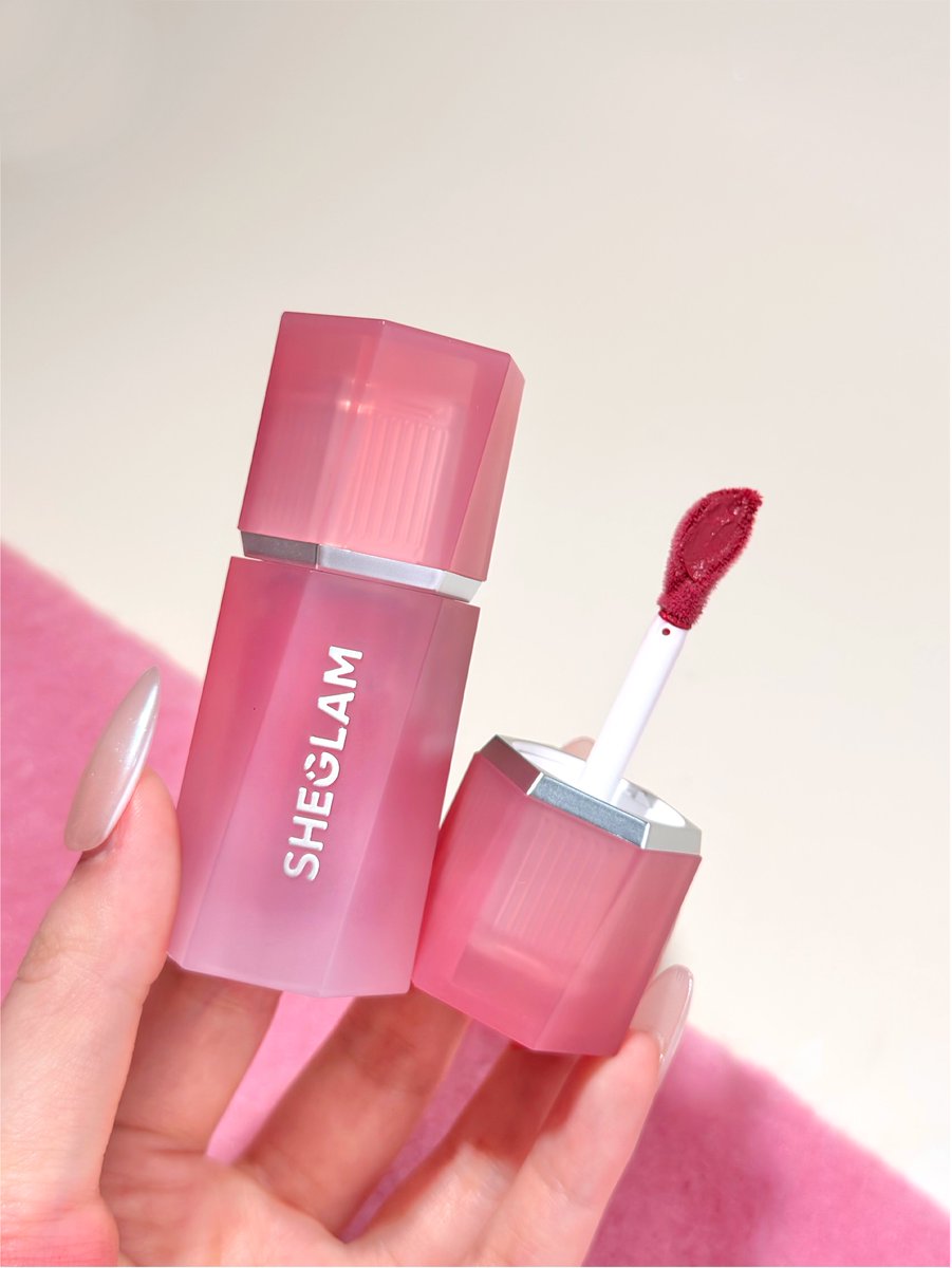 sheglamofficial's tweet image. That soft-blur blush moment ☁️💗

Blurred, plush flush is serving IT girl energy 💅 Our Air Plush Lip &amp;amp; Cheek Cream melts into cheeks for a soft wash of color, while smoothing lips too 💗

Find this multi-use velvet cream at SHEGLAM.com 💻🔍

#blush #lips #makeup