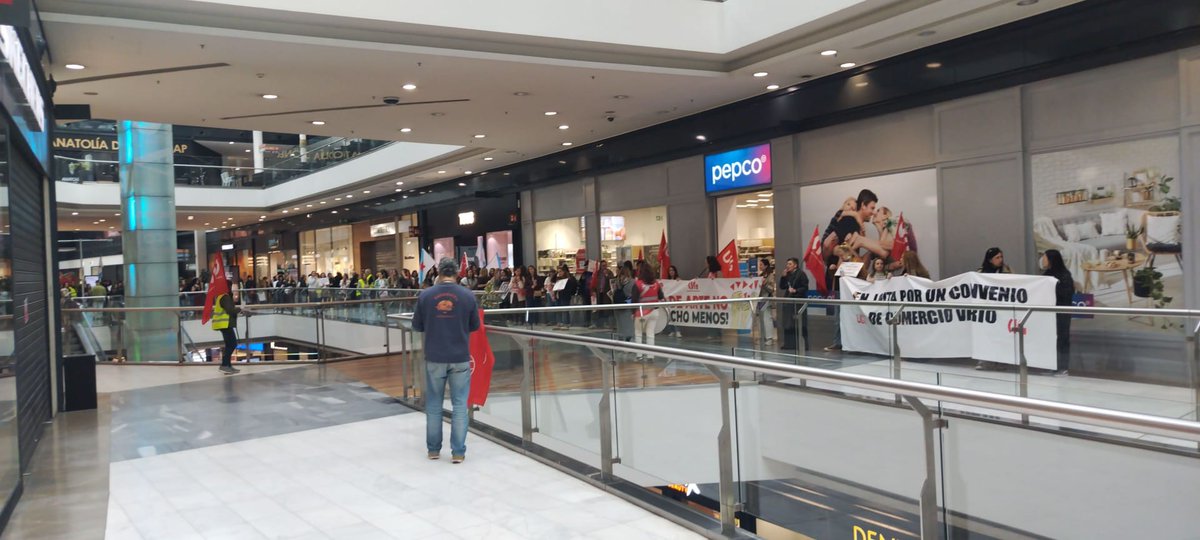 galizaCIG's tweet photo. 💪A folga no gran comercio téxtil e do calzado contra os recortes do convenio ARTE pecha as tendas das principais superficies e rúas comerciais. Unha resposta contundente fronte ás pretensións patronais de empeorar salarios e condicións e levar a negociación colectiva a Madrid https://t.co/ksTh74M31o