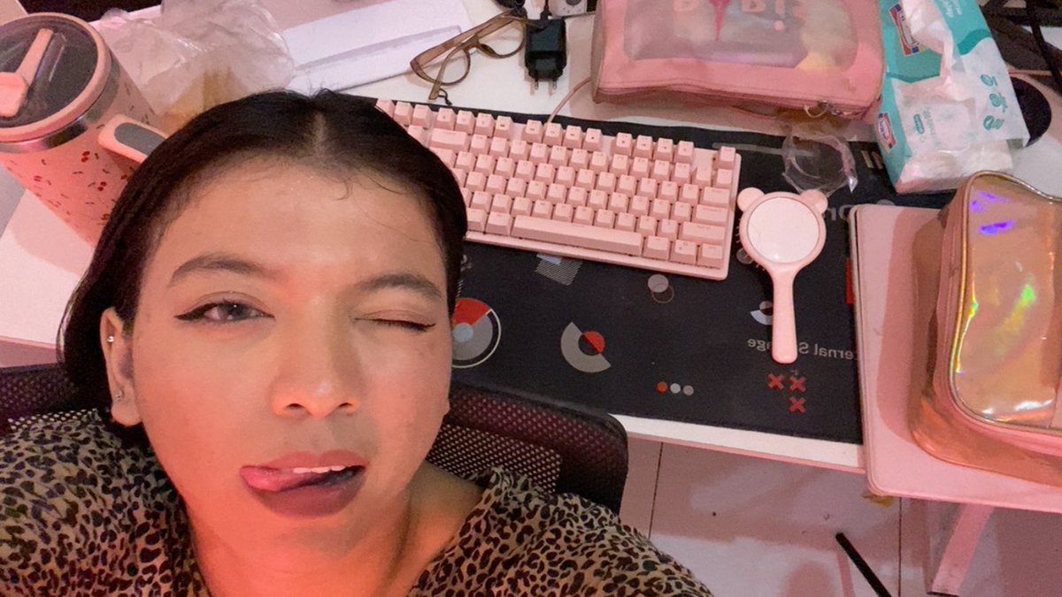 Day-5 menjadi host live

Mau nyuruh semua orang buat follow, tapi malu kalo sampe ke spill😭