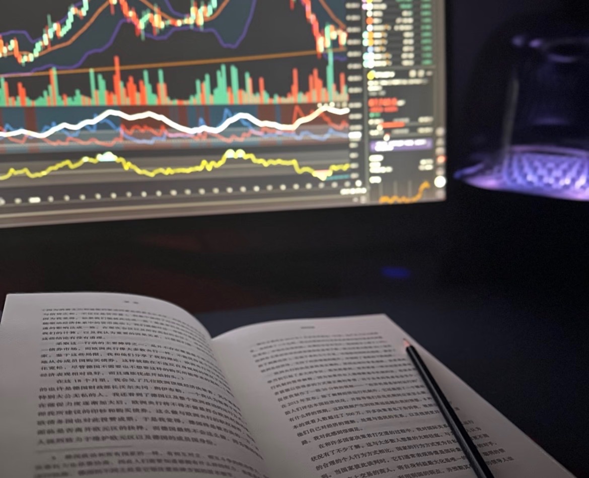 交易越简单，越容易挣钱。
（再谈一次：我是怎么从7个指标减到2个的）

这句话，我以前根本不信。

以前我做交易，屏幕上挂满了指标：
MACD、KDJ、RSI、布林带、均线，5日、10日、20日、60日，再加成交量、持仓量……

花花绿绿一大片，跟飞机驾驶舱一样。

当时我还挺自信。