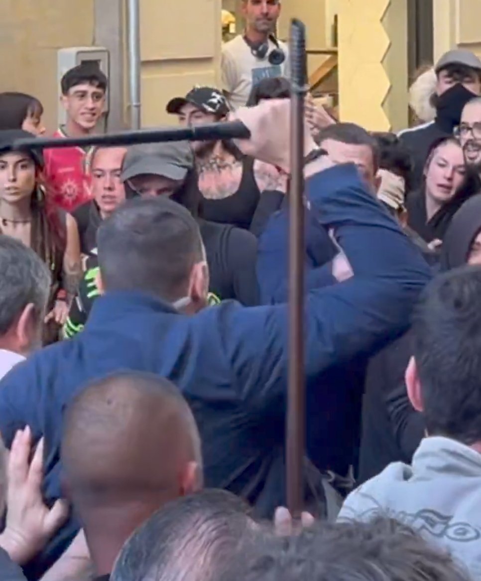 Esto que ha ocurrido delante de la policía en Granada es muy grave y debe denunciarlo todo el mundo. El ultraderechista Santiago Abascal de VOX ha acudido rodeado de un grupo de matones a sueldo con porras extensibles a agredir a manifestantes antifascistas. Aquí sus caras.