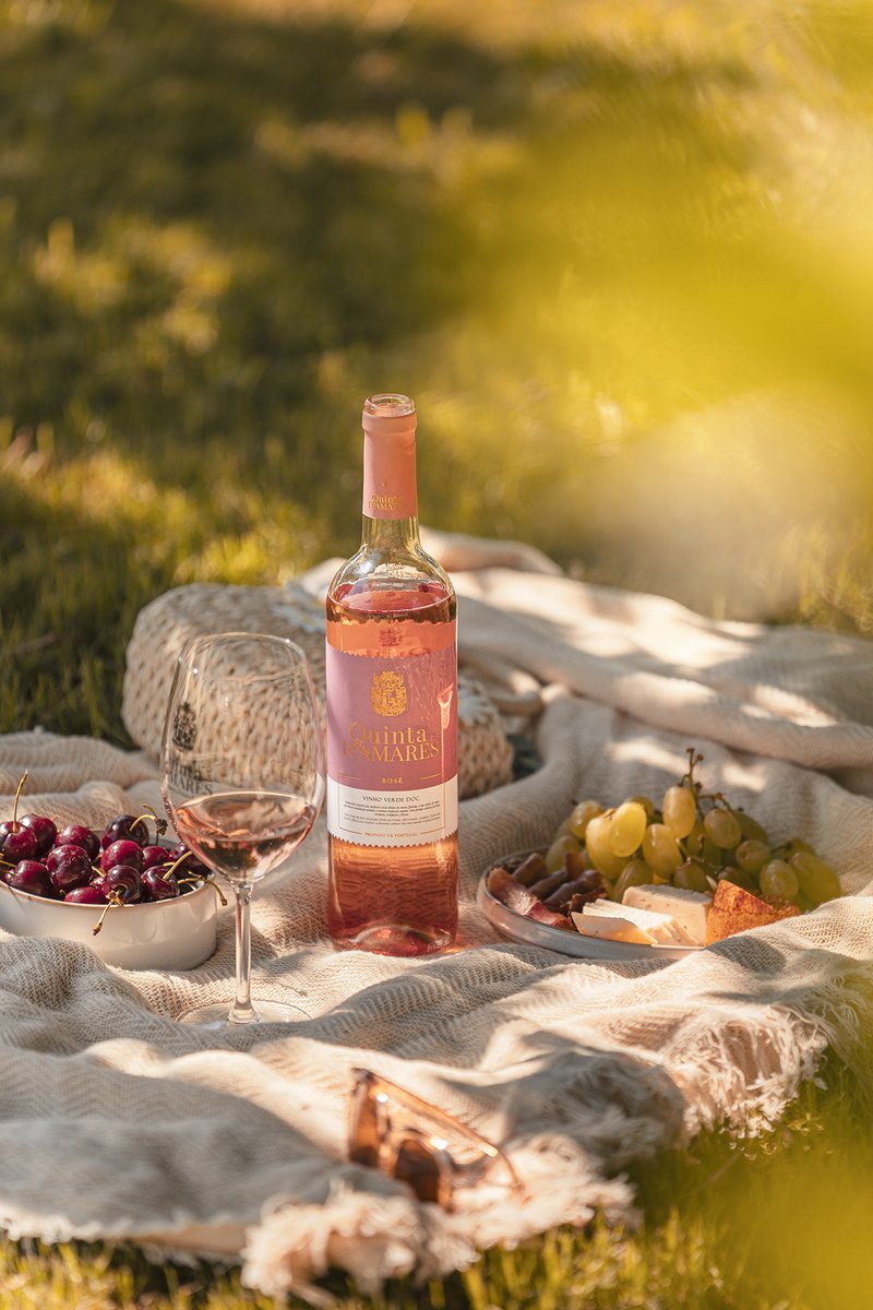 quintadamares's tweet photo. When the sun comes out, the invitation is simple: a picnic with some good cheese and fresh fruit, accompanied by a glass of ice-cold Quinta D’Amares Rosé. Sometimes, that's all you need!
#quintadamares #alegacyofhistory #vinhoverde #vinhosportugueses #rosewine https://t.co/DcXmMwvxat