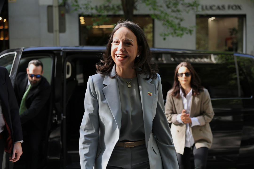 ConVzlaComando's tweet image. ¡@MariaCorinaYA ya está en Madrid! 

Inicia en #España una agenda de encuentros con venezolanos y aliados de la causa.