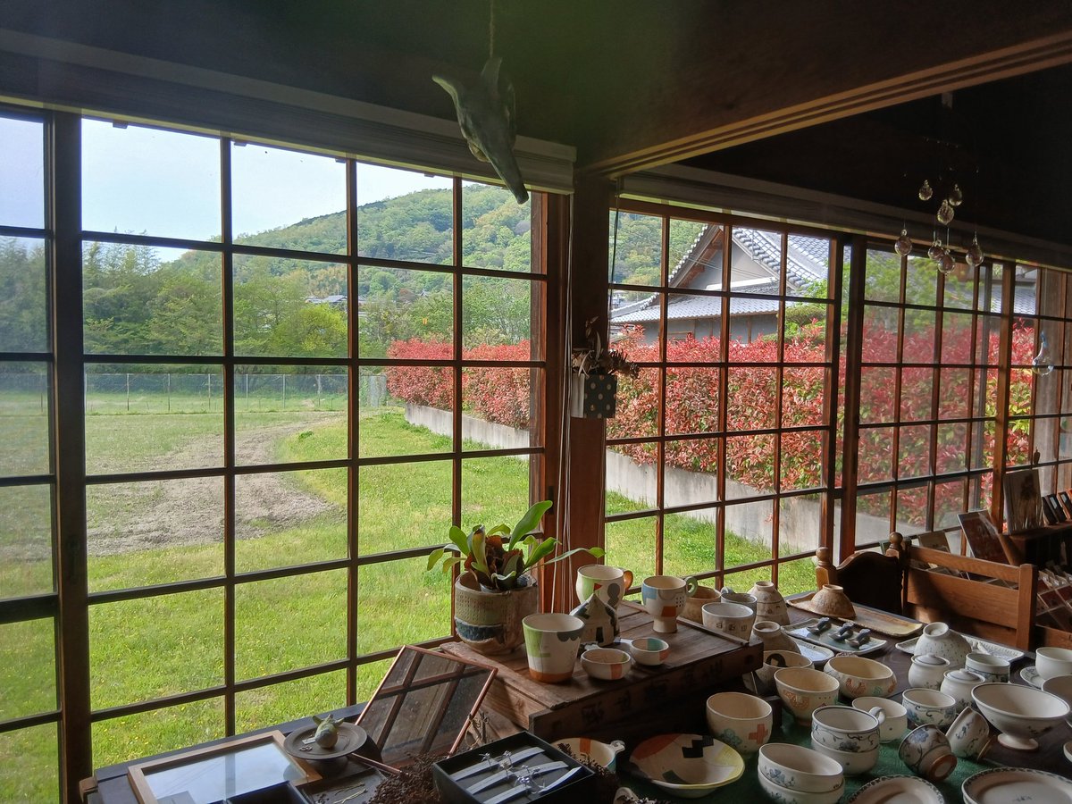本日は和歌山県・紀美野町にあります雑貨屋、箱々さんへ…🌱

現在開催中の企画展にて作品2点を素敵な空間の一画に飾って頂いてます🪷

お近くお立ち寄りの際は是非🌕

『Special month』-小さな始まり-
会期/ 4月3日～28日
11時～17時
定休日/ 水・木
場所/ 箱々
和歌山県海草郡紀美野町下佐々1137-2