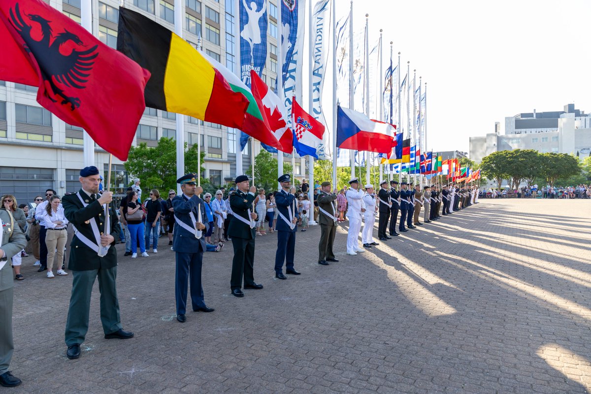 NATO_ACT's tweet image. 32 flags. One Alliance. Shared horizons.
A symbolic Flag Raising Ceremony opened the @NorfolkNATOFest, reflecting what @NATO stands for every day: unity, strength &amp;amp; shared purpose.
In #NATO’s North American home, #Norfolk, the transatlantic bond is front &amp;amp; center.
#WeAreNATO