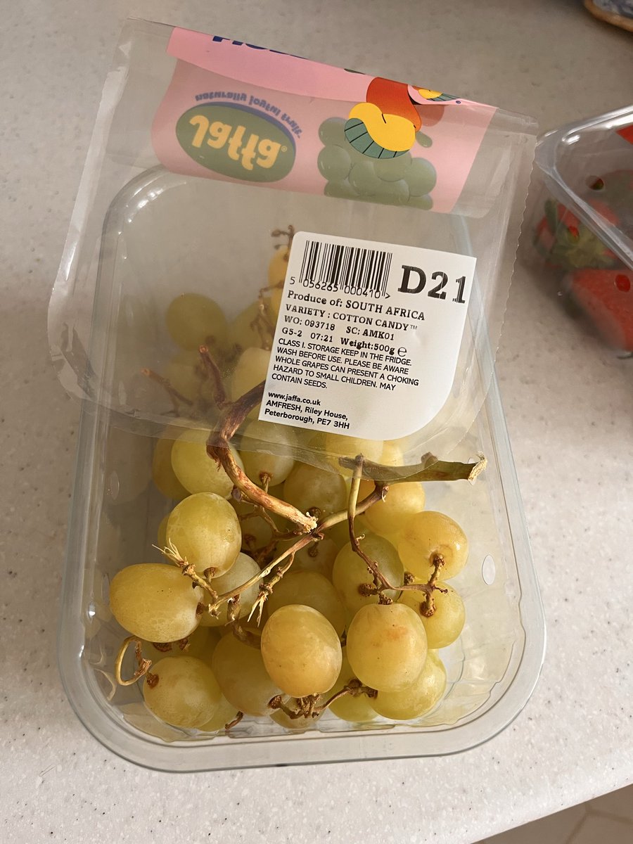 Heleni08's tweet photo. @Tesco got these as a substitute item on my food shop delivered Weds 8:30pm and these grapes are inedible, they’re soft, squishy and brown, well past their date despite claiming to be ok until 21st. Pls can I have a refund as my toddler cannot eat these, thanks. https://t.co/VItxQjdy9T