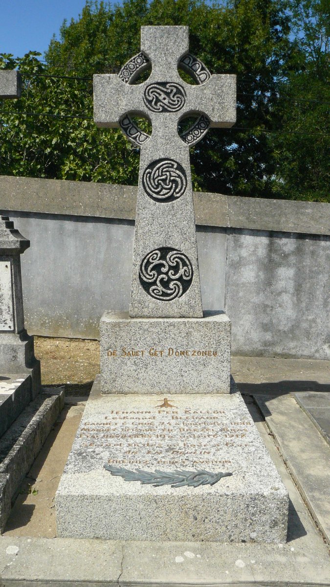 wikipedia_br's tweet image. [Skeudenn #Wikipedia an deiz] 📸

Bez ar skrivagner Yann-Bêr Kalloc'h e Groe. Brudet eo da gentañ-penn evit e zastumad barzhonegoù Ar en deulin (Àr an daoulin). #bzhg #WikipediaBr 

 📷 👉 br.wikipedia.org/wiki/Yann-B?r_…