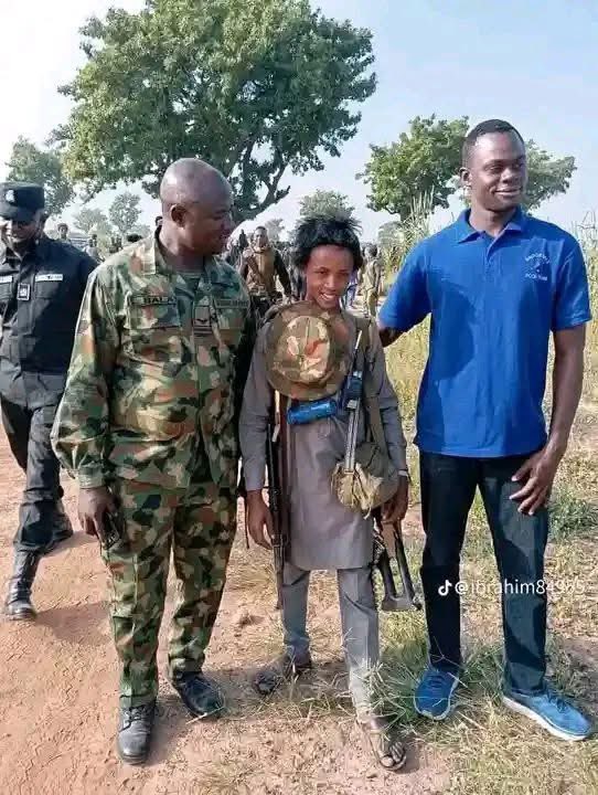 If them explain Nigeria 🇳🇬 to you and you understand,  aswear you fit run mad 😠  security agents romancing bandits.