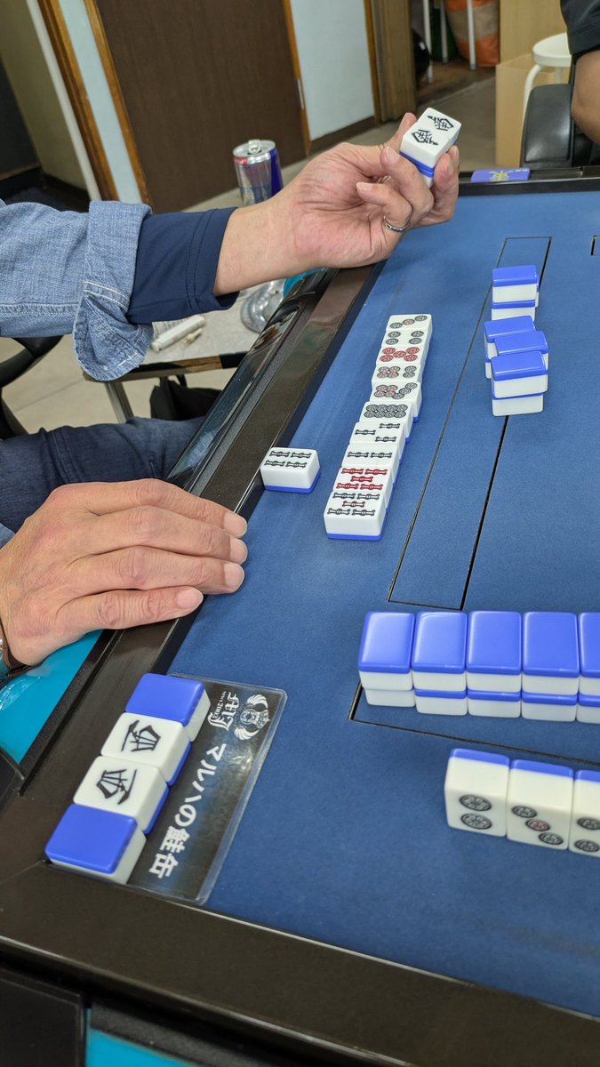 大好きな西をカンしてリーチしたら……なんとツモって赤赤ウラ8！！チップは驚異の合計30枚の三倍満😵‍💫
同卓していた私をどなたか慰めてください😇