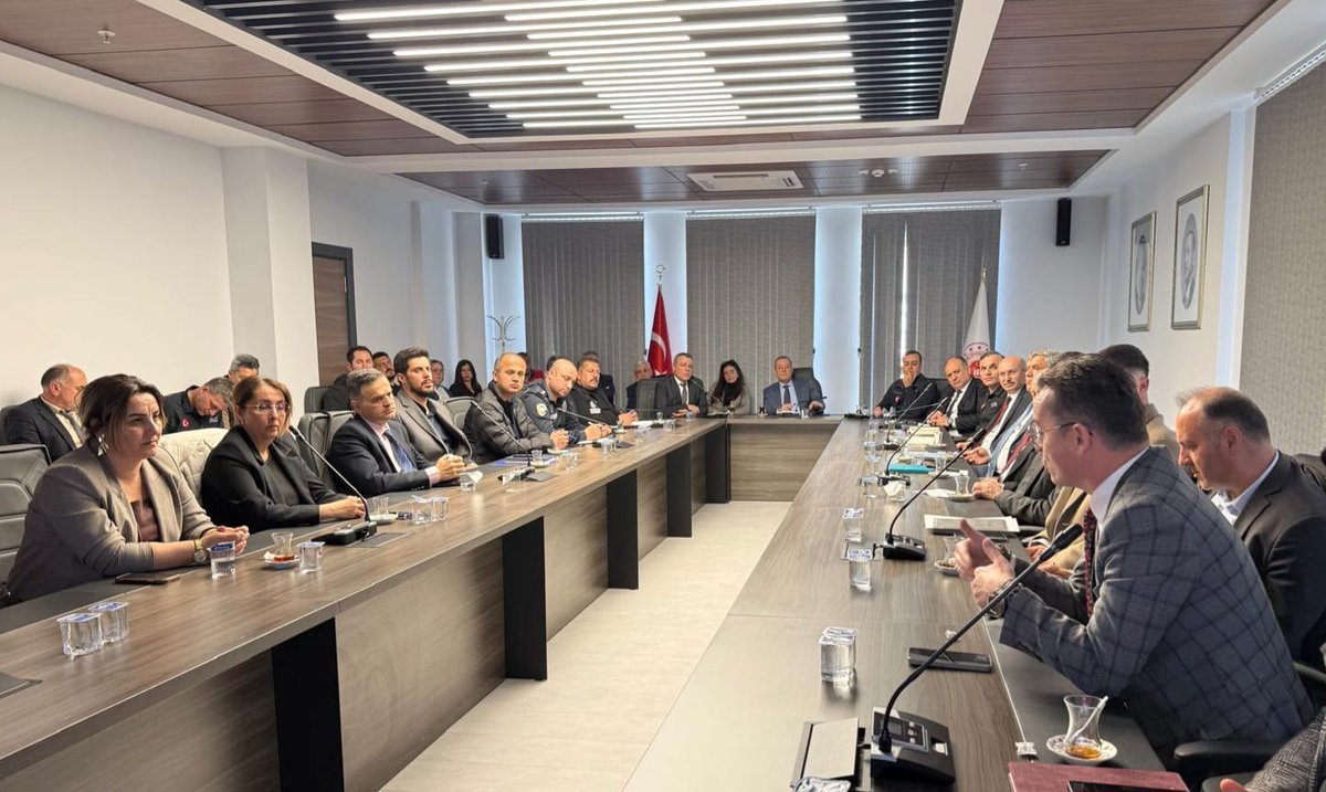 TCSamsunValilik's tweet photo. Afet Hasar Tespit Grubu ve Afet Enkaz Kaldırma Grubu

📌 #Samsun’da afet ve acil durum öncesi, sırası ve sonrasında meydana gelebilecek muhtemel can ve mal kayıplarının önlenmesi ve azaltılması amacıyla Türkiye Afet Müdahale Planı (#TAMP) kapsamında oluşturulan 23 adet yerel düzey afet grubunun görev, sorumluluk ve yaptığı çalışmalara yönelik düzenlenen eğitim ve toplantılar devam ediyor.

📌 Bu kapsamda; afet bölgesinde altyapı (su, kanalizasyon, arıtma vb.) ve yapı stokunda meydana gelen yaklaşık ön hasar boyutunun ivedilikle belirlenmesi, hasar tespit hizmetlerinin yürütülmesi ve enkaz kaldırma çalışmalarına yönelik koordinasyondan sorumlu olan Afet Hasar Tespit Grubu ve Afet Enkaz Kaldırma Grubu, ana çözüm ortağı Çevre, Şehircilik ve İklim Değişikliği İl Müdürlüğünün ev sahipliğinde, Vali Yardımcısı V./Atakum Kaymakamı Murat Bulacak’ın başkanlığında ve İl Afet ve Acil Durum Müdürlüğünün koordinesinde, destek çözüm ortağı kurum ve kuruluşların yetkililerinin katılımıyla toplandı.

📌 Toplantıda👇

✅️ Afet bölgesinde altyapı ve yapı stokunda meydana gelen ön hasar boyutunun hızlı bir şekilde belirlenmesi ve ilgili makamlara raporlanması,

✅️ Bina, altyapı ve kritik tesislerin hasar tespitinin yapılması ve yaptırılması,

✅️ Acil yıkılması gereken yapıların tespit edilmesi,

✅️ Enkaz döküm alanlarının belirlenmesi,

✅️ Arama ve kurtarma çalışmalarının tamamlanmasının ardından enkaz kaldırma faaliyetlerinin yürütülmesi,

✅️ Yıkılması gereken hasarlı yapıların yıkımı ve enkazlarının kaldırılmasına yönelik çalışmaların gerçekleştirilmesi konularındaki görev ve sorumluluklara yönelik eğitim verildi.

📌 Afet Hasar Tespit ve Enkaz Kaldırma Gruplarının Destek Çözüm Ortakları👇

🔶️ Büyükşehir Belediyesi
🔶️ Ondokuz Mayıs Üniversitesi
🔶️ İlçe Belediyeleri
🔶️ İl Jandarma Komutanlığı
🔶️ İl Emniyet Müdürlüğü
🔶️ Ulaştırma ve Altyapı Bakanlığı 9. Bölge Müdürlüğü
🔶️ DSİ 7. Bölge Müdürlüğü
🔶️ İller Bankası Samsun Bölge Müdürlüğü
🔶️ Karayolları 7. Bölge Müdürlüğü
🔶️ TEİAŞ 10. Bölge Müdürlüğü 
🔶️ PTT Bölge Müdürlüğü
🔶️ Vakıflar Bölge Müdürlüğü
🔶️ İl Afet ve Acil Durum Müdürlüğü
🔶️ İl Kültür ve Turizm Müdürlüğü
🔶️ SGK İl Müdürlüğü
🔶️ İl Sağlık Müdürlüğü
🔶️ İl Tarım ve Orman Müdürlüğü
🔶️ Gençlik ve Spor İl Müdürlüğü
🔶️ İl Milli Eğitim Müdürlüğü
🔶️ Yatırım İzleme ve Koordinasyon Başkanlığı

📌 Önemli Hatırlatma 👇

🏗️ “Deprem öldürmez, bina öldürür.”