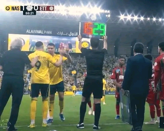 Mohau Nkota and Cristiano Ronaldo were substituted at the same time!

Bro was really living his dream 😁