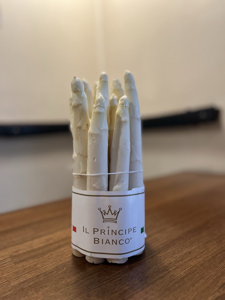 76vin's tweet photo. イタリア産のホワイトアスパラ入荷です！
炭火で焼いて、半熟卵とブルーチーズソースでお出しします🥂

#ホワイトアスパラ
#焼き鳥とナチュラルワイン
#谷根千グルメ
#根津グルメ https://t.co/nlnf5WG2zB