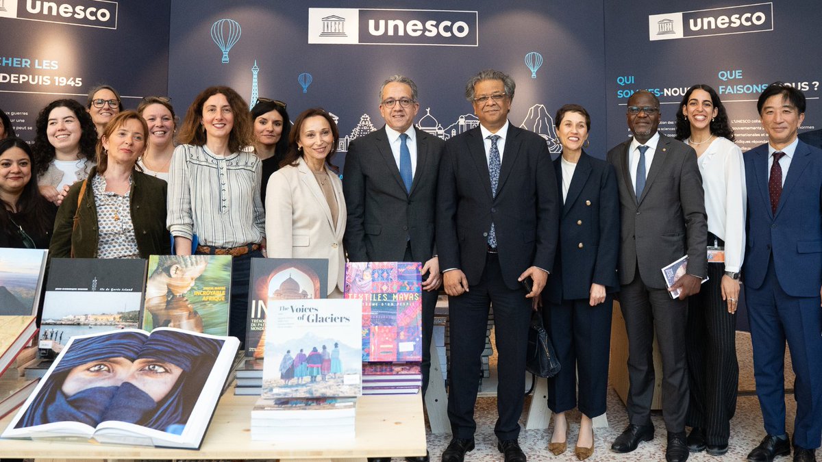 UNESCO_DG's tweet image. Heureux d’avoir pris part à l’inauguration du @festival_livre 2026 au @GrandPalaisRmn, où l’@UNESCO_fr est cette année invitée d’honneur.

Le thème choisi, celui du voyage, résonne profondément avec notre mission. Car depuis près de 80 ans, l’#UNESCO défend le livre comme un bien