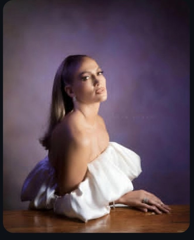 AliTab579844's tweet image. One glance and the room forgets how to breathe. Calm power, sharp beauty, no competition. ✨🔥
#JenniferLopez #JLo #Icon #QueenEnergy #Confidence #Trending #Viral