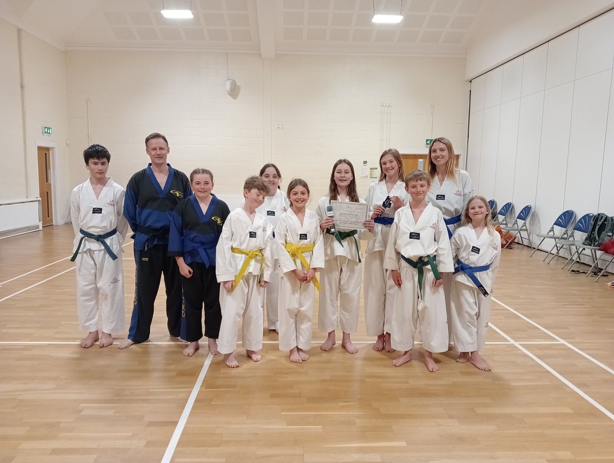 HEDTKD's tweet image. Structure some #taekwondo into your routine, it's a great #familyactivity to get you all #fitter &amp;amp; #healthier. Classes tonight at our #bognorregis club. For all info go to hedtkd.com/schools/bognor… 

#martialarts #kids #sports #selfdefence #workout @bognorpeople @activesussex